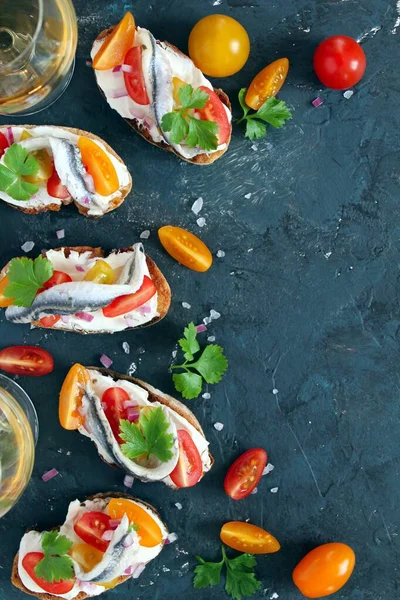 Bruschetta Mit Hellem Käse Tomaten Und Sardellen Serviert Mit Weißwein — Stockfoto