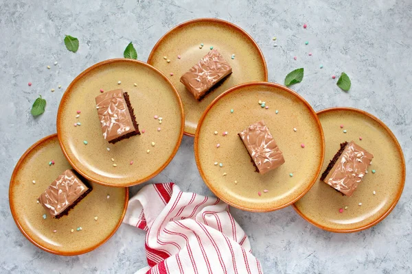 Fare di çikolatalı Songe çikolatalı pasta. Kopyalama alanı olan üst görünüm.