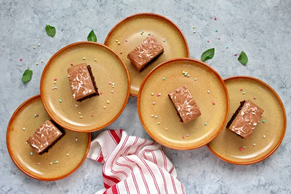 Fare di çikolatalı Songe çikolatalı pasta. Kopyalama alanı olan üst görünüm.