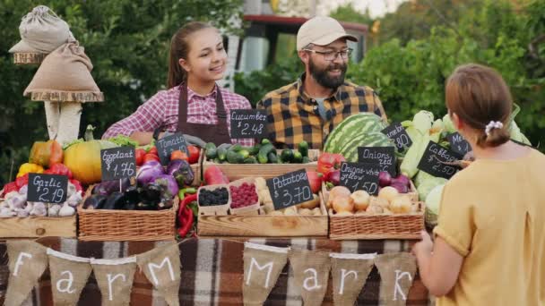 農家の市場でオーガニック食品を買う女性 — ストック動画