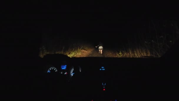 Femme effrayée fuyant la poursuite de voiture la nuit — Video
