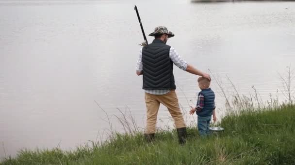 Otec a jeho malý syn si vybrali místo na rybaření — Stock video