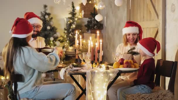 クリスマスのディナーテーブルで4人家族 — ストック動画
