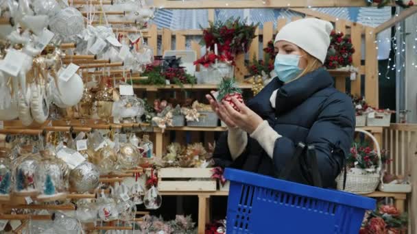 Mulher em Máscara estão comprando na Feira de Natal — Vídeo de Stock