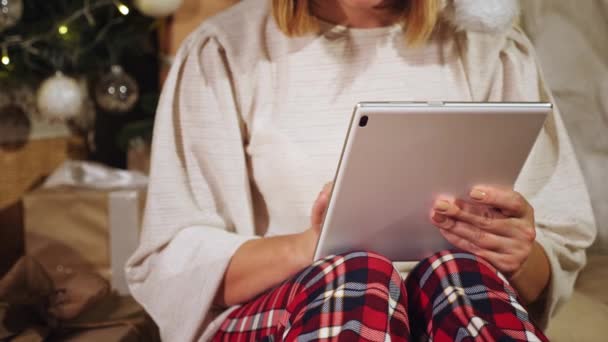 Mulher usando tablet durante a celebração do Natal — Vídeo de Stock