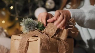 Kadın eli Xmas için hediye hazırlıyor, yakın plan.