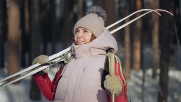 Glückliche Frau, die bereit zum Skifahren ist, schaut sich um — Stockvideo