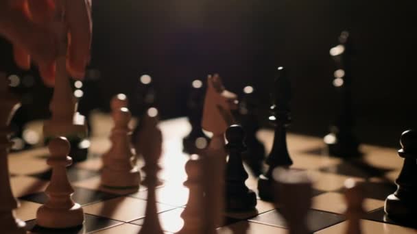 Sjakkdronningen slår til mot biskopen – stockvideo