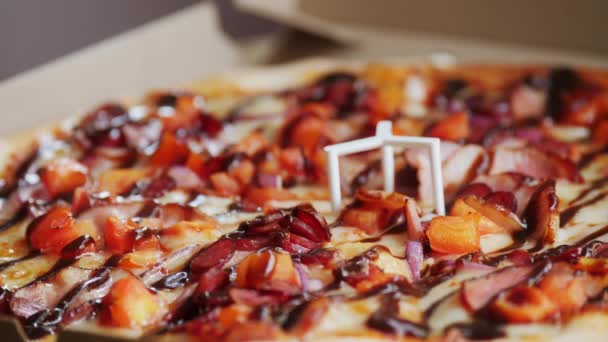 Close-up de pizza cozida no vapor recém-assada em caixa de papelão — Vídeo de Stock