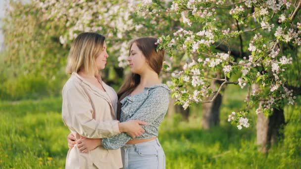 Reconciliation of a teenage daughter with her mom — Stock Video