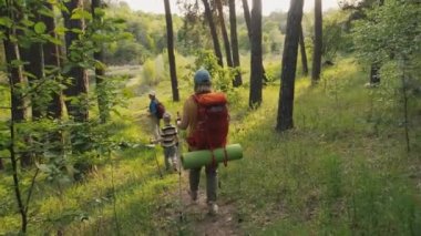 Aile ormanda yürüyüş yapıyor.