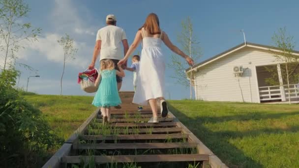 Família feliz com crianças vão em um piquenique juntos fora da cidade — Vídeo de Stock