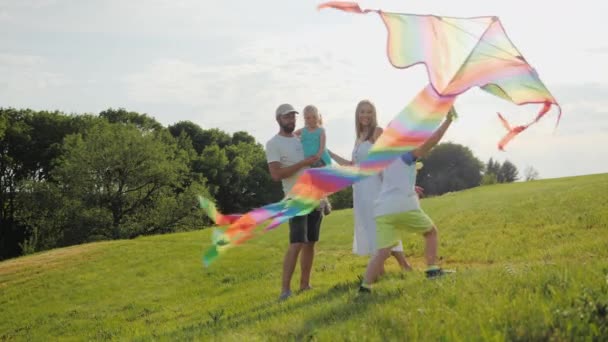 Šťastná kavkazská mladá rodina s malými dětmi se baví na pikniku — Stock video