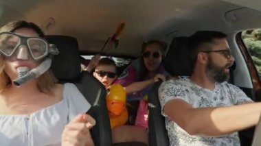 Çocuklar arabada gezerken çılgın, komik bir aile.
