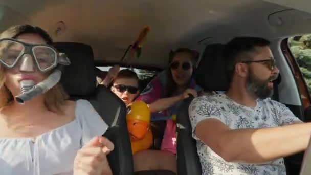 孩子们坐着车子旅行的疯狂有趣的家庭 — 图库视频影像