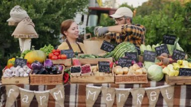 Çiftçiler pazarda taze sebze ve meyve satıyorlar.