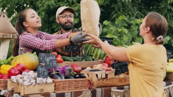 Frau kauft Bio-Lebensmittel auf Bauernmarkt — Stockvideo