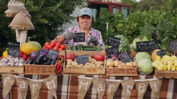 Starsza kobieta rolnik przygotowuje licznik spożywczy na rynku rolnym — Wideo stockowe