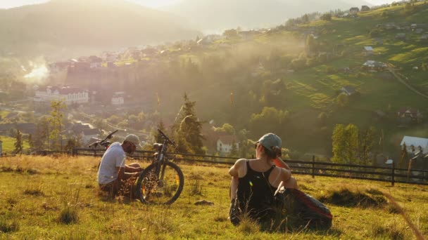 Egy pár kerékpáros turista utazik a Kárpátok hegyeiben — Stock videók