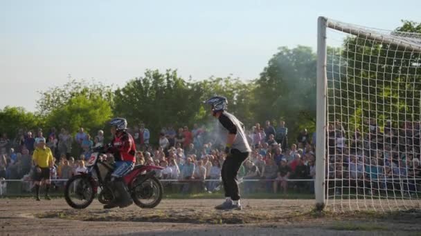 REGIÓN DE POLTAVA, UCRANIA CIRCA 2021: Equipos de jugadores juegan al fútbol en motocicletas con una gran pelota. Motoball o motopolo — Vídeos de Stock