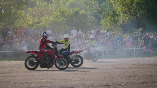 REGIONE POLTAVA, UCRAINA CIRCA 2021: Squadre di giocatori giocano a calcio su moto con una palla grande. Motoball o polo motociclistico — Video Stock