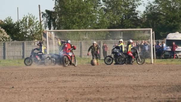 POLTAVA REGION, UKRAINE CIRCA 2021: Teams van spelers voetballen op motorfietsen met een grote bal. Motoball of motorpolo — Stockvideo