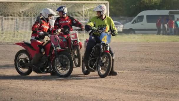 REGIÓN DE POLTAVA, UCRANIA CIRCA 2021: Equipos de jugadores juegan al fútbol en motocicletas con una gran pelota. Motoball o motopolo — Vídeo de stock