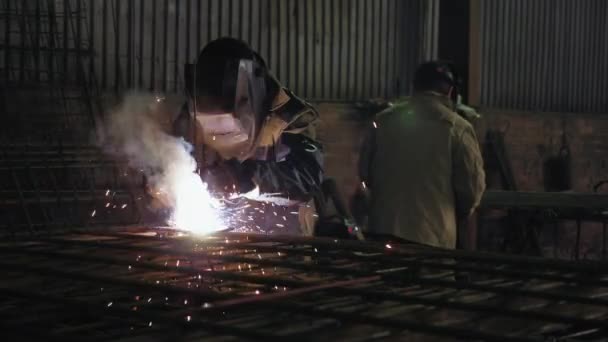 労働者は製造に鋼棒を溶接する — ストック動画