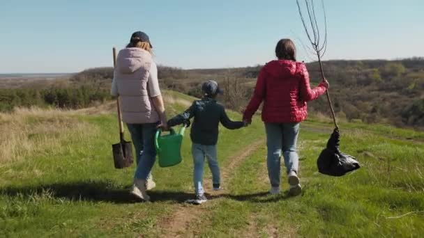 Сім'я збирається посадити дерево на природу — стокове відео