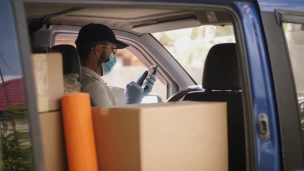 Courier uses smartphone to check order — Stock Video