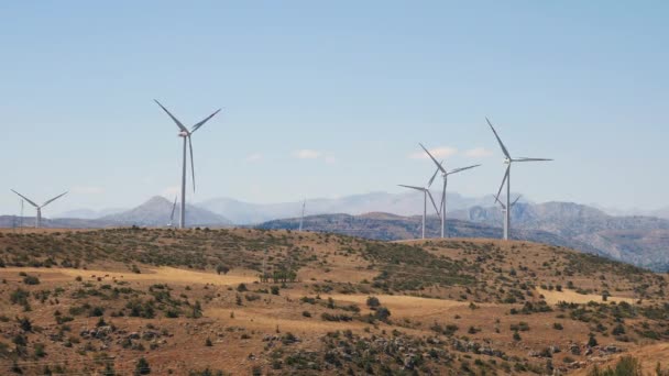 Větrné mlýny farma pro výrobu čisté energie v horách — Stock video