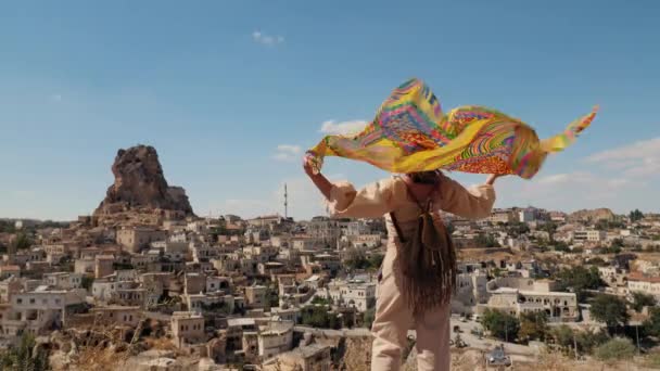 Turista envuelta en un chal mira el casco antiguo de Turquía — Vídeo de stock