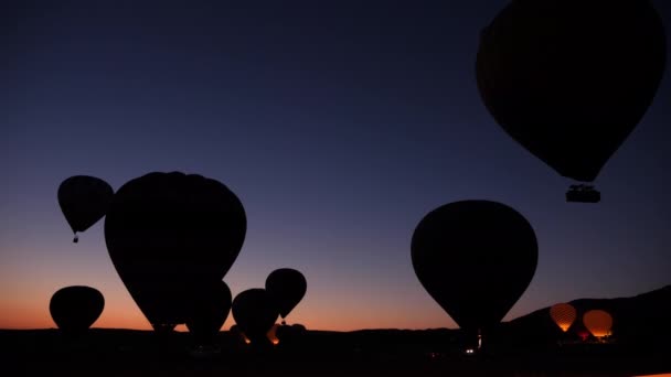 Silhuetas Balões Quente Voando Início Manhã Nascer Sol — Vídeo de Stock
