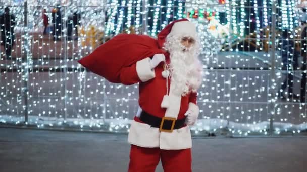 Santa Claus está bailando divertido en la feria de Navidad — Vídeos de Stock