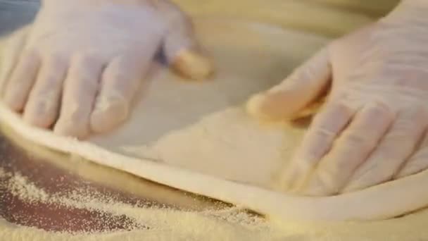 Séf alkotó tészta pizza és gyúró azt kézzel — Stock videók