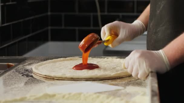 Séf kenése paradicsomszósz pizza tészta — Stock videók