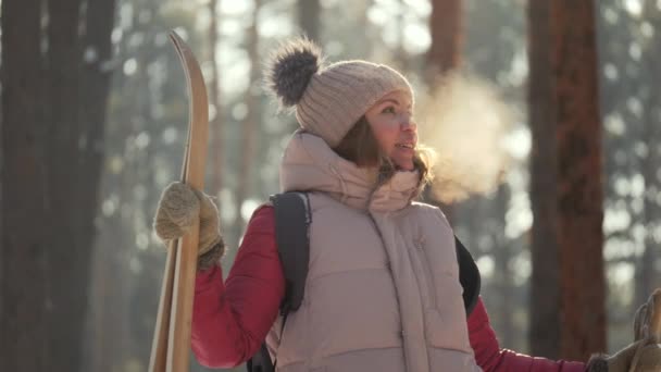 Joven esquiadora disfrutando de la naturaleza en invierno frío tiempo soleado — Vídeos de Stock