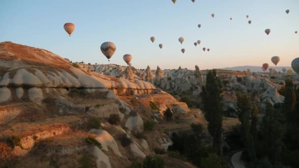 Hava manzaralı sıcak hava balonları Cappadocia 'daki dağ vadisinde uçuyor. — Stok video