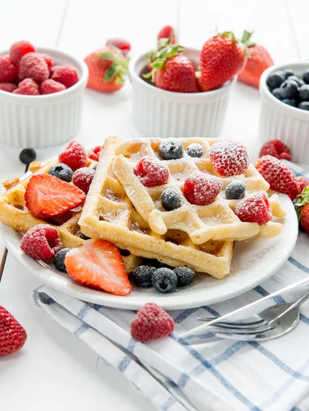 Waffle böğürtlen ve çilek ile