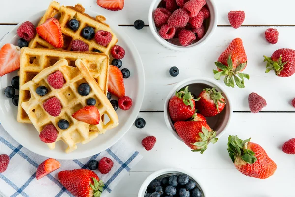 Café da manhã: waffles com mirtilos e morangos — Fotografia de Stock