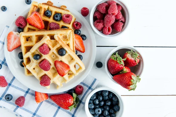 Café da manhã: waffles com mirtilos e morangos — Fotografia de Stock