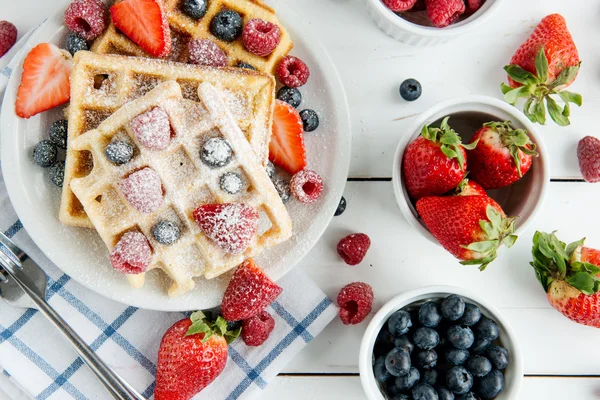 Café da manhã: waffles com mirtilos e morangos — Fotografia de Stock