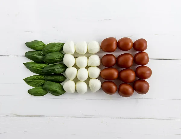 kiraz domates fesleğen ve mozzarella ile