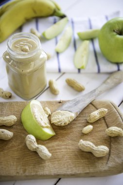 Fıstık ezmesi ile elma yaymak