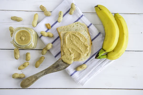 Fıstık ezmesi ile elma yaymak