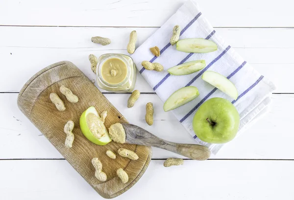 Fıstık ezmesi ile elma yaymak