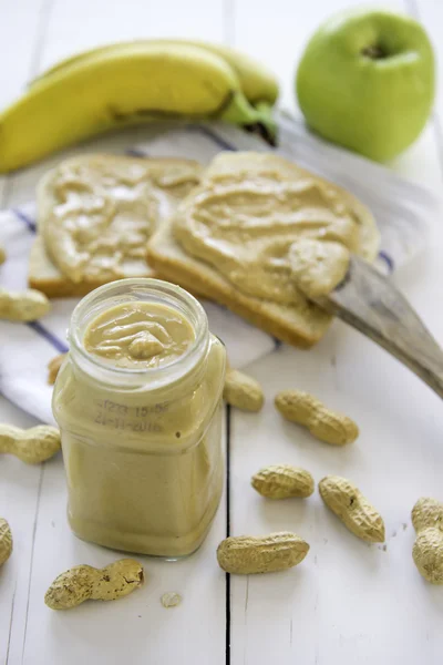 Fıstık ezmesi muz ve elma ile yayıldı