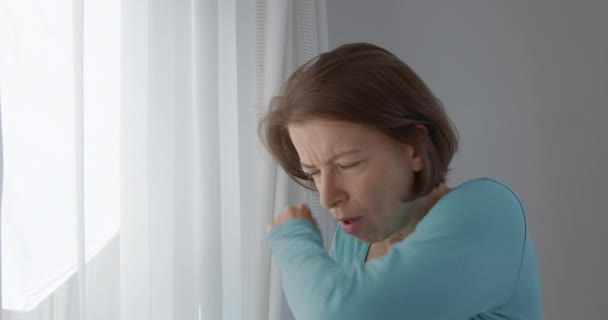 女は手の後ろに隠れて咳をする ホーム隔離の概念 — ストック動画