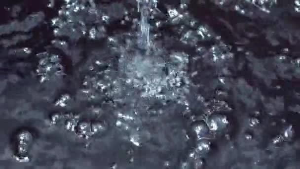 Μέτριο Ρεύμα Νερού Πέφτει Μεγαλύτερη Ποσότητα Νερού Δημιουργώντας Φυσαλίδες Αέρα — Αρχείο Βίντεο