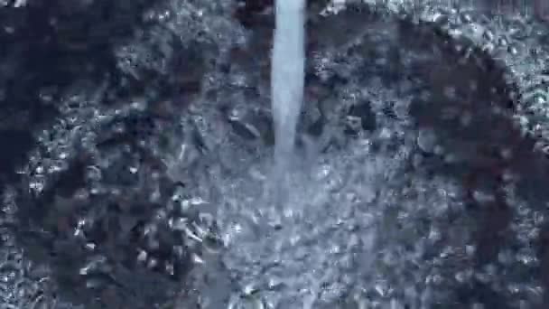 Капли Потока Воды Большем Количестве Воды Создают Пузырьки Воздуха — стоковое видео